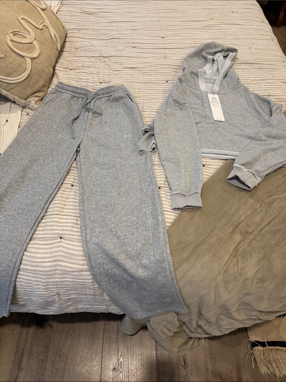 ALO Yoga Light Heather Gray Sweatpants - Soft Jogger Bottoms